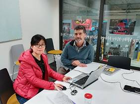 图片包含 人员, 室内, 就坐, 笔记本电脑已生成极高可信度的说明