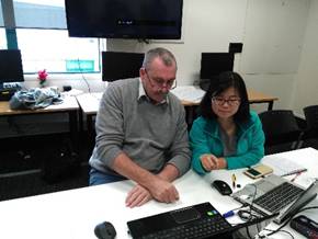 图片包含 室内, 墙壁, 计算机, 人员已生成极高可信度的说明